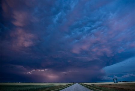 Night Lightning Canada Saskatchewan Prairie storm and road Photographie de stock - Aubaine LD & Abonnement, Code: 400-05680011
