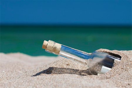 Message in a bottle with sea and the horizon Foto de stock - Super Valor sin royalties y Suscripción, Código: 400-05680146