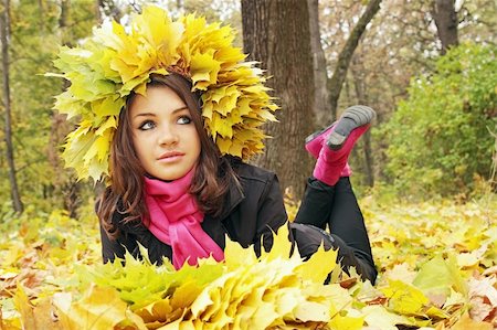 diadème - girl at the wreath lies on yellow leaves Stock Photo - Budget Royalty-Free & Subscription, Code: 400-05680999