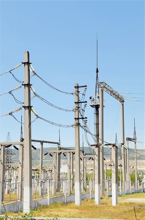 simsearch:400-05903831,k - Power lines against the clear blue sky Foto de stock - Super Valor sin royalties y Suscripción, Código: 400-05682580