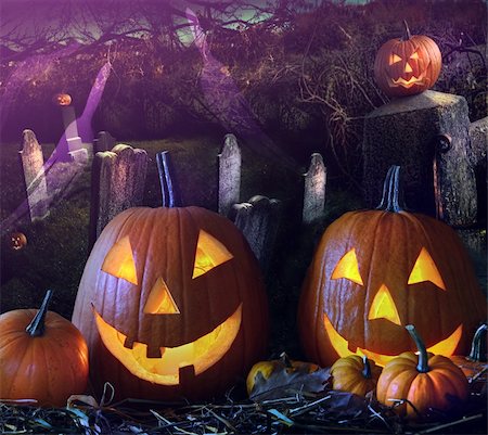 simsearch:400-05188012,k - Brightly lit Halloween pumpkins in the grave yard Fotografie stock - Microstock e Abbonamento, Codice: 400-05683270