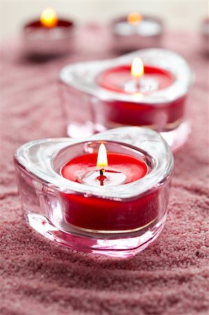 Close-up of valentine candles on pink sand Foto de stock - Super Valor sin royalties y Suscripción, Código: 400-05683372