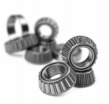 simsearch:400-07423566,k - Ball bearings on a pure white background with space for text Photographie de stock - Aubaine LD & Abonnement, Code: 400-05683546