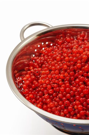 simsearch:400-04333451,k - Fresh red currant berries with water drops in colander - isolated Photographie de stock - Aubaine LD & Abonnement, Code: 400-05683751