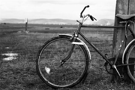 pergamepaper (artist) - old bicycle near against a pole Photographie de stock - Aubaine LD & Abonnement, Code: 400-05683910