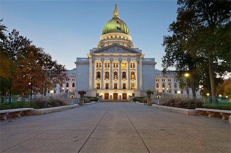 simsearch:400-05292353,k - Image of state capitol building in Madison, Wisconsin, USA. Photographie de stock - Aubaine LD & Abonnement, Code: 400-05694036
