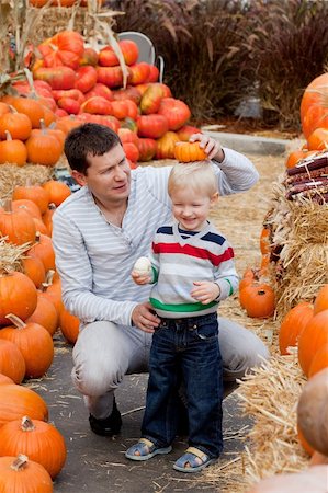 simsearch:400-08319221,k - happy father and son at the pumpkin patch Photographie de stock - Aubaine LD & Abonnement, Code: 400-05694096
