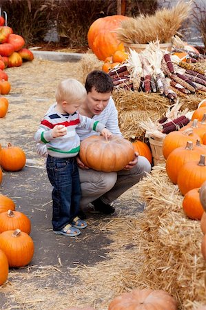 happy father and son at the pumpkin patch Photographie de stock - Aubaine LD & Abonnement, Code: 400-05694097