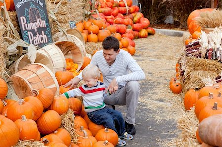 happy father and son at the pumpkin patch Photographie de stock - Aubaine LD & Abonnement, Code: 400-05694098