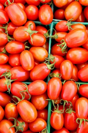 Baskets of red tomatoes at the farmers market Fotografie stock - Microstock e Abbonamento, Codice: 400-05694151