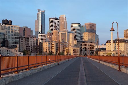 Image of city of Minneapolis in the early morning . Stockbilder - Microstock & Abonnement, Bildnummer: 400-05694152