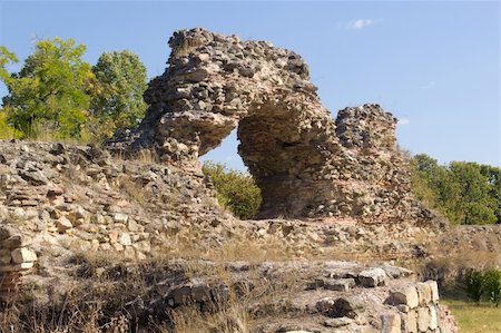 Arch in the ancient roman fortress in Hissarya - Bulgaria Stockbilder - Microstock & Abonnement, Bildnummer: 400-05694419