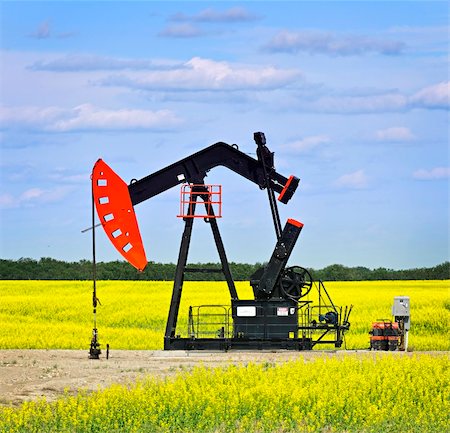 Oil pumpjack or nodding horse pumping unit in Saskatchewan prairies, Canada Foto de stock - Super Valor sin royalties y Suscripción, Código: 400-05695978
