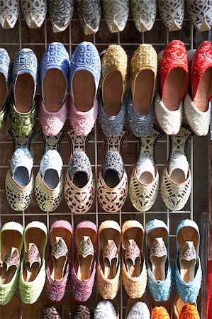 simsearch:693-03313692,k - Dubai,Colourful Slippers In Souk Stock Photo - Budget Royalty-Free & Subscription, Code: 400-05696893