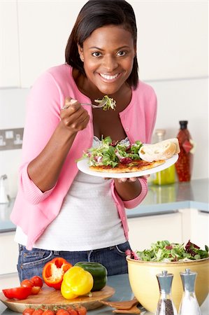 simsearch:400-04044645,k - Woman Eating Meal In Kitchen Photographie de stock - Aubaine LD & Abonnement, Code: 400-05697478
