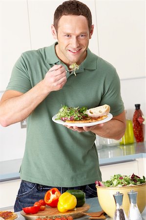 simsearch:400-04044645,k - Man Eating Meal In Kitchen Photographie de stock - Aubaine LD & Abonnement, Code: 400-05697479