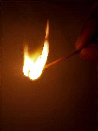 hand holding a blazing match lighting just as it burst into flame Photographie de stock - Aubaine LD & Abonnement, Code: 400-05698867