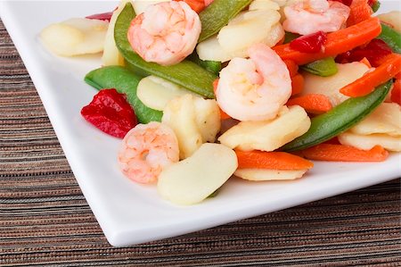 simsearch:400-05745083,k - Close-up photograph of a shrimp salad on a white plate. Fotografie stock - Microstock e Abbonamento, Codice: 400-05699366