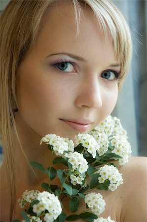 simsearch:400-05192072,k - Girl with flowers Photographie de stock - Aubaine LD & Abonnement, Code: 400-05699502
