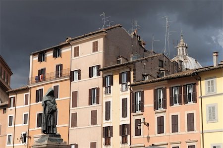 Giordano Bruno Statue in Campo De Fiori with storm sky, Rome. Fotografie stock - Microstock e Abbonamento, Codice: 400-05690275