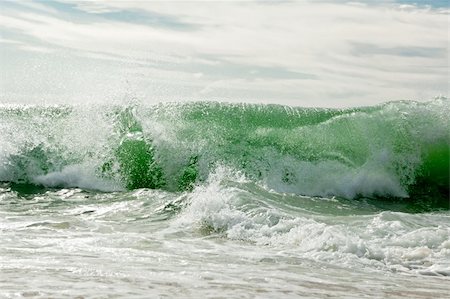 A wave breaks at the ocean shore Photographie de stock - Aubaine LD & Abonnement, Code: 400-05690476
