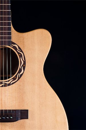 quoit - Detail of an acoustic guitar martin I shape ellipse on black bottom Stock Photo - Budget Royalty-Free & Subscription, Code: 400-05691566