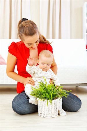 simsearch:400-05750410,k - Smiling mommy showing plant to her baby Photographie de stock - Aubaine LD & Abonnement, Code: 400-05692896