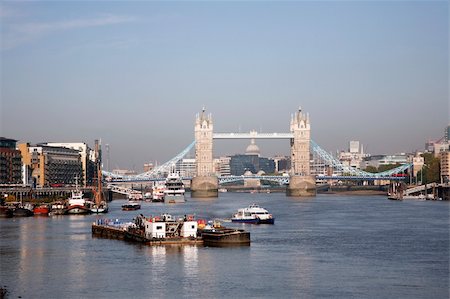 Tower Bridge in a sunny day Stockbilder - Microstock & Abonnement, Bildnummer: 400-05692964
