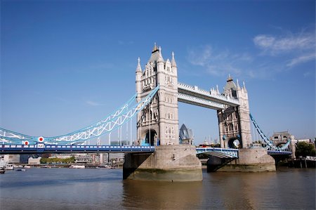Tower Bridge in a sunny day Stockbilder - Microstock & Abonnement, Bildnummer: 400-05692967