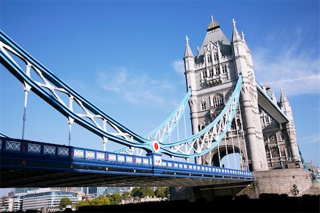 Tower Bridge in a sunny day Foto de stock - Super Valor sin royalties y Suscripción, Código: 400-05692968