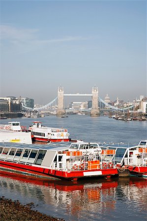 Tower Bridge in a sunny day Stockbilder - Microstock & Abonnement, Bildnummer: 400-05692963
