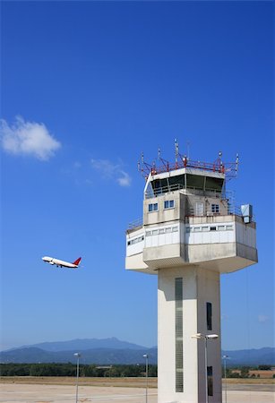 Airport control tower and airplane taking-off Foto de stock - Super Valor sin royalties y Suscripción, Código: 400-05693098