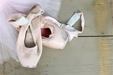 simsearch:400-07660010,k - Worn pointe shoes on a pink net tutu Stock Photo - Budget Royalty-Free & Subscription, Code: 400-05693283