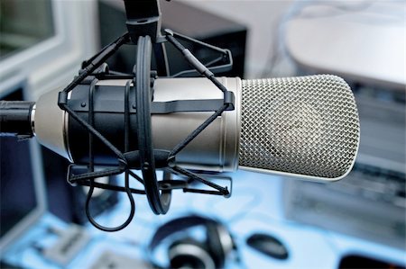Microphone in broadcasting studio Stockbilder - Microstock & Abonnement, Bildnummer: 400-05693486