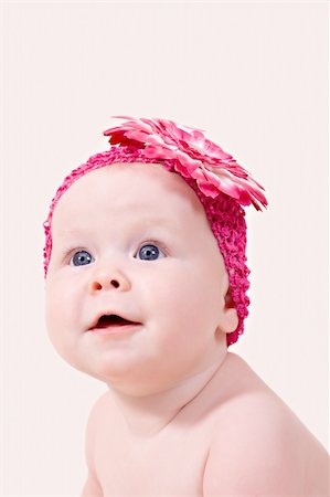 simsearch:400-04318989,k - Cute beautiful little girl with pink flower on head looking up Fotografie stock - Microstock e Abbonamento, Codice: 400-05693691