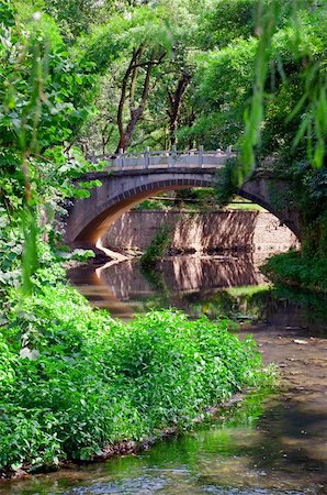simsearch:400-05693840,k - Stone srach bridge over a river in a geen park Stock Photo - Budget Royalty-Free & Subscription, Code: 400-05693840