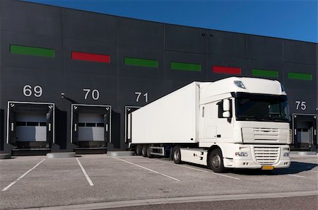 erikdegraaf (artist) - Loading bay for loading and unloading trucks Fotografie stock - Microstock e Abbonamento, Codice: 400-05704347