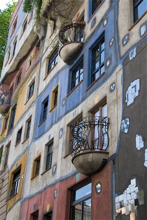 Facade of Hundertwasser Haus with terraces  - Vienna Foto de stock - Super Valor sin royalties y Suscripción, Código: 400-05704911