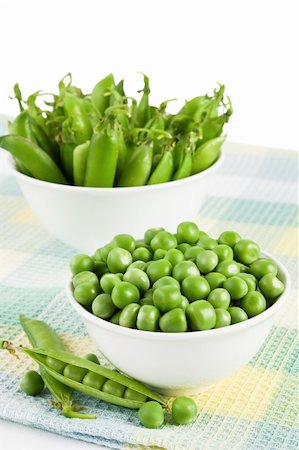 Pods green sweet organic peas in two bowl Fotografie stock - Microstock e Abbonamento, Codice: 400-05705062