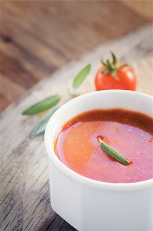 simsearch:400-08786286,k - Fresh tomato soup with cherry tomatoes and fresh herbs and copyspace Fotografie stock - Microstock e Abbonamento, Codice: 400-05705102