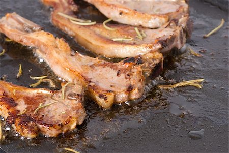Crunchy lamb chops being cooked on a griddle Foto de stock - Super Valor sin royalties y Suscripción, Código: 400-05705259