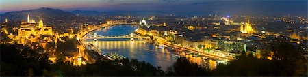 Budapest night panorama view. Long exposure (trees in the foreground out of focus and some in motion blur). Photographie de stock - Aubaine LD & Abonnement, Code: 400-05705545