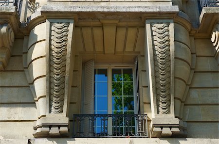 simsearch:400-05709721,k - French Window Reflecting the Blue Sky and Trees, Paris Stockbilder - Microstock & Abonnement, Bildnummer: 400-05706765