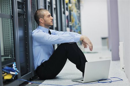 simsearch:400-04239430,k - young engeneer business man with thin modern aluminium laptop in network server room Foto de stock - Super Valor sin royalties y Suscripción, Código: 400-05708150