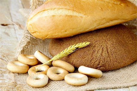 simsearch:400-06100024,k - assortment of baked bread on wood table Foto de stock - Super Valor sin royalties y Suscripción, Código: 400-05708308