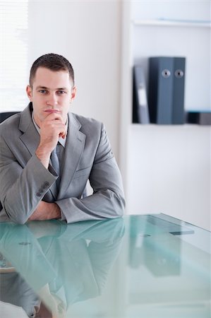 simsearch:400-05709450,k - Close up of thinking businessman sitting behind a table Foto de stock - Super Valor sin royalties y Suscripción, Código: 400-05709553