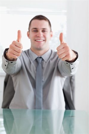 simsearch:400-05709450,k - Close up of young businessman giving thumbs up Foto de stock - Super Valor sin royalties y Suscripción, Código: 400-05709623