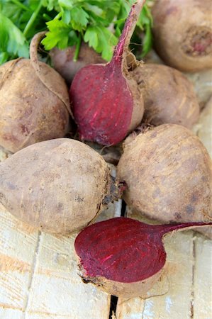 simsearch:400-05876466,k - fresh organic beets with green leaves on the table Stockbilder - Microstock & Abonnement, Bildnummer: 400-05700709