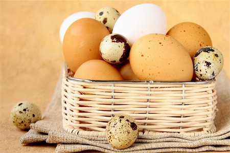 simsearch:400-04992703,k - Group of brown and white hen's eggs in wicker basket Stock Photo - Budget Royalty-Free & Subscription, Code: 400-05700713