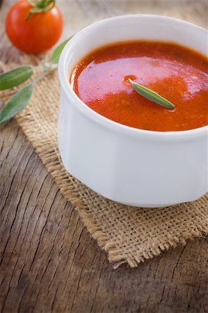 simsearch:400-08786286,k - Fresh tomato soup with cherry tomatoes and fresh herbs and copyspace Fotografie stock - Microstock e Abbonamento, Codice: 400-05702021